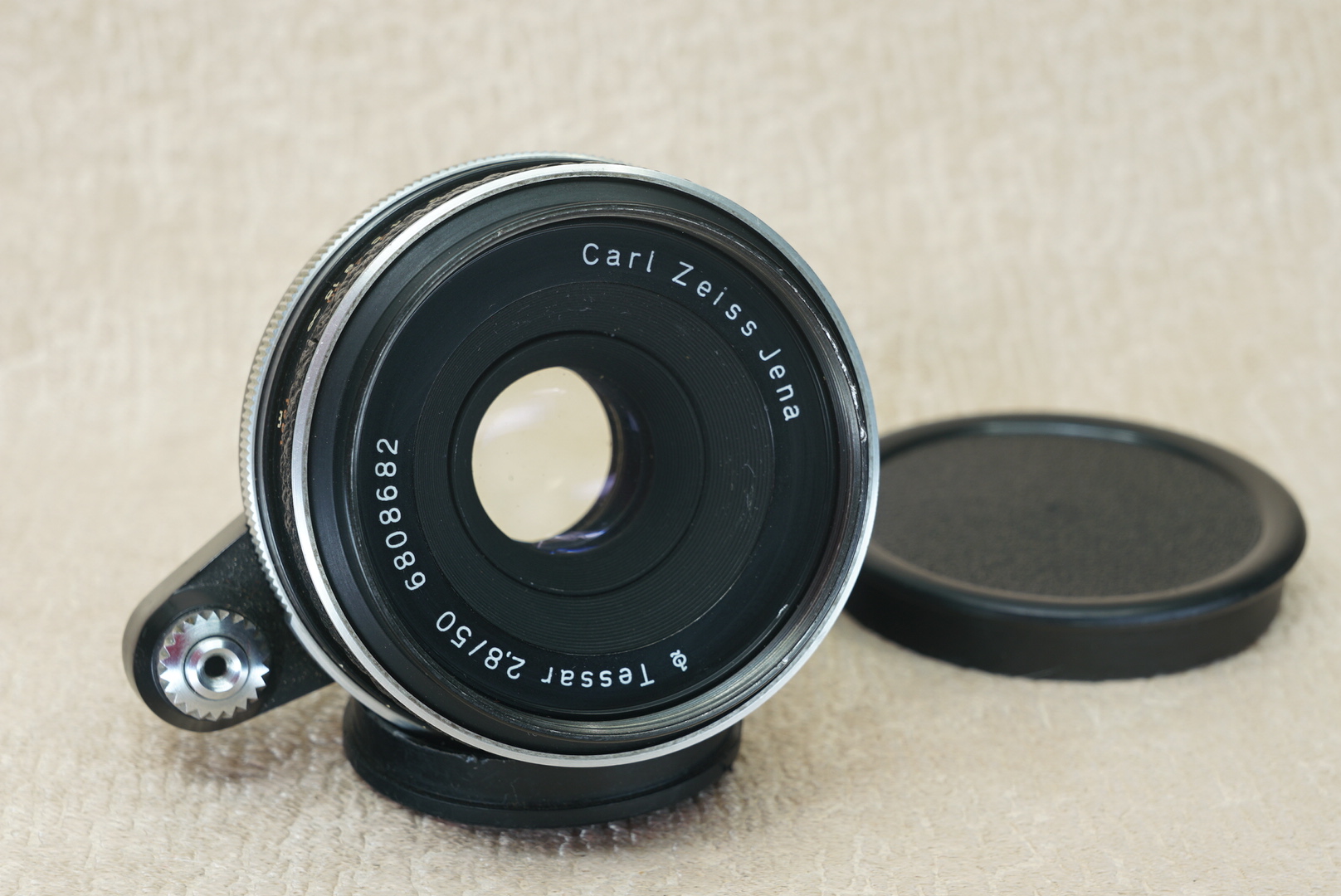 Carl Zeiss Tessar — vintage manual-focus lens for Exakta mount